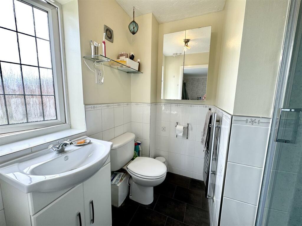 EN-SUITE SHOWER ROOM