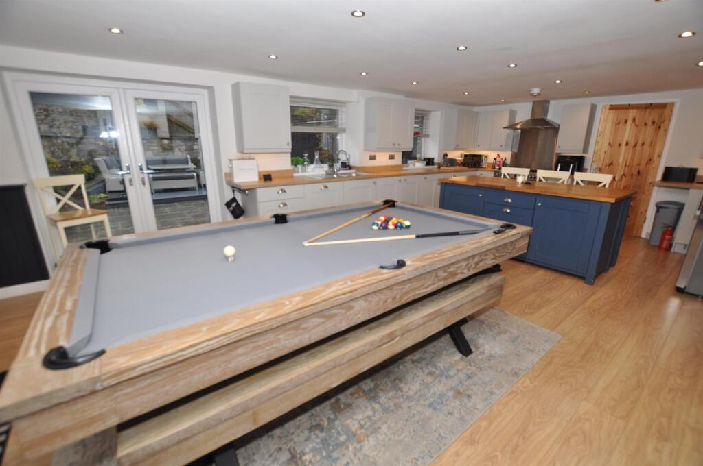 Kitchen/dining/family room