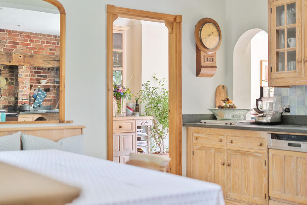 1334210-9-688cd00...