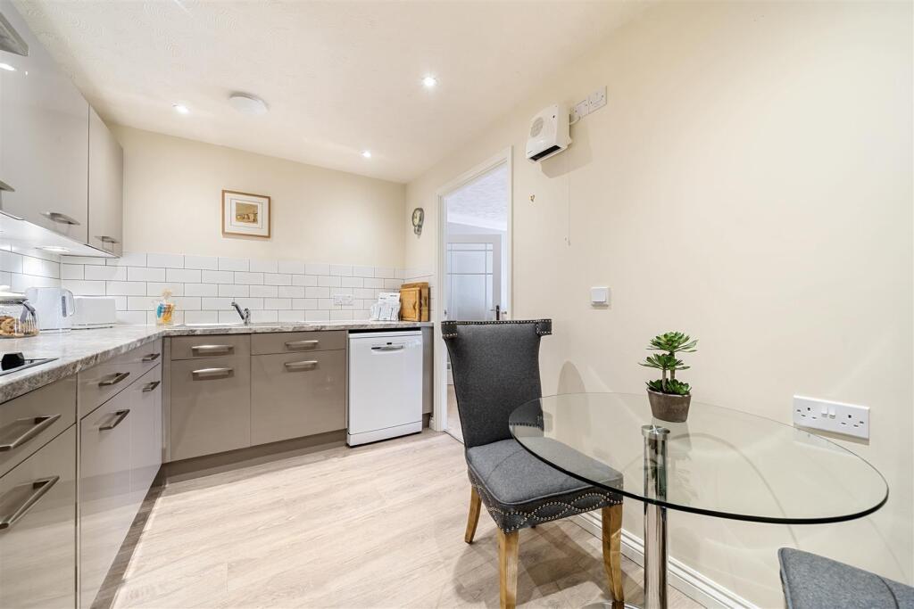 Kitchen 2.jpg