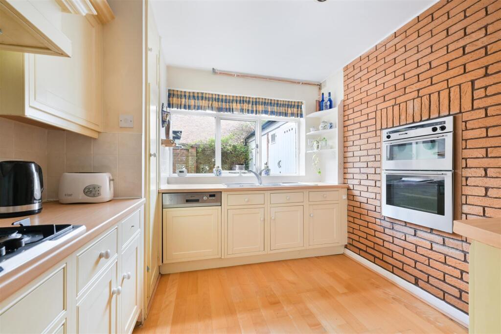 WALTON HEATH COTTAGE- (11).jpg