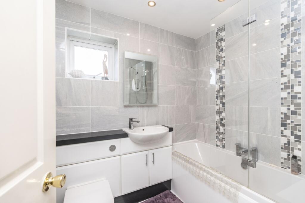 Bathroom, West Stonebridge, Peterborough, Ewemove 
