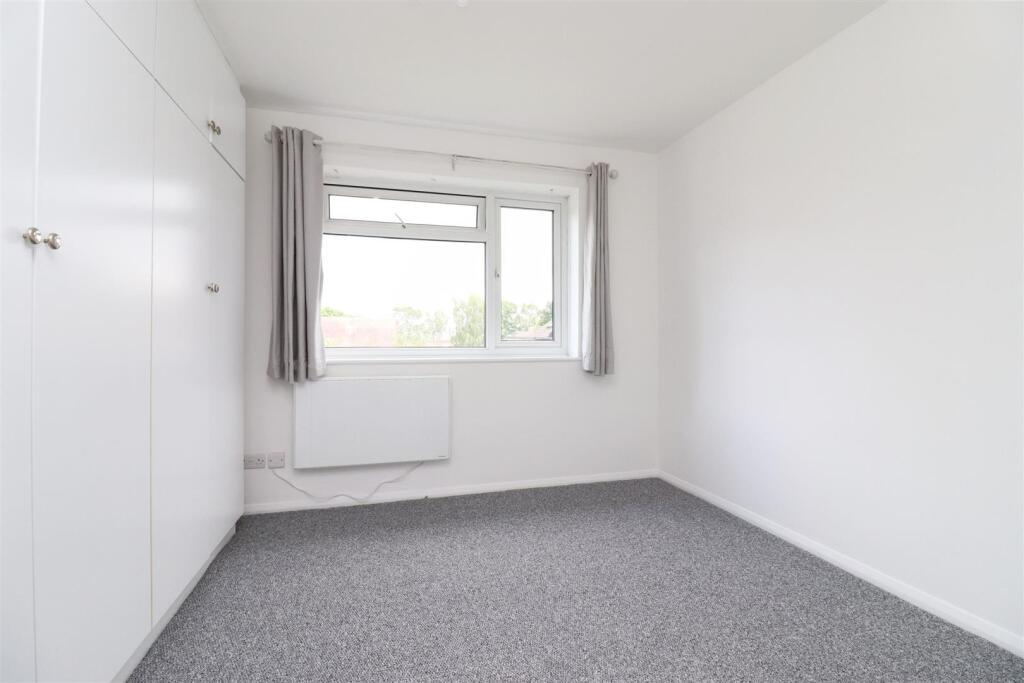 bedroom 1.JPG