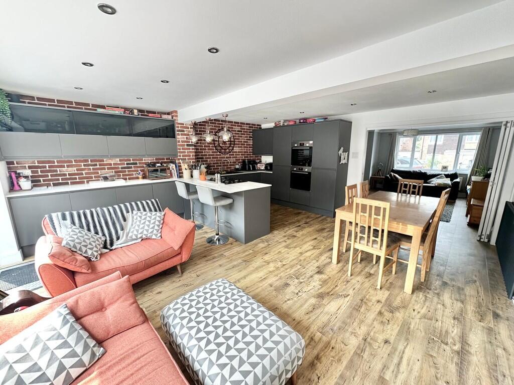 IMG-20250821-WA00...