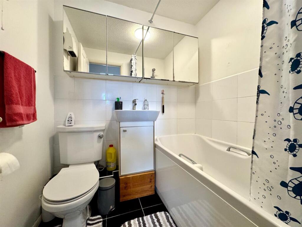 Bathroom 1.jpg