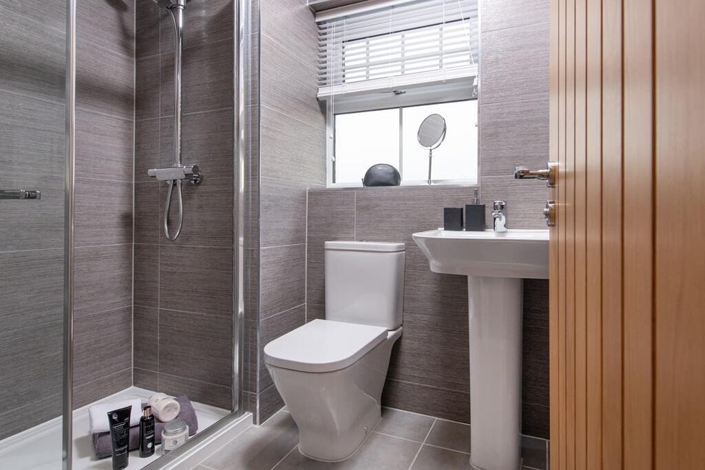 With private en-suite shower room for added convenience