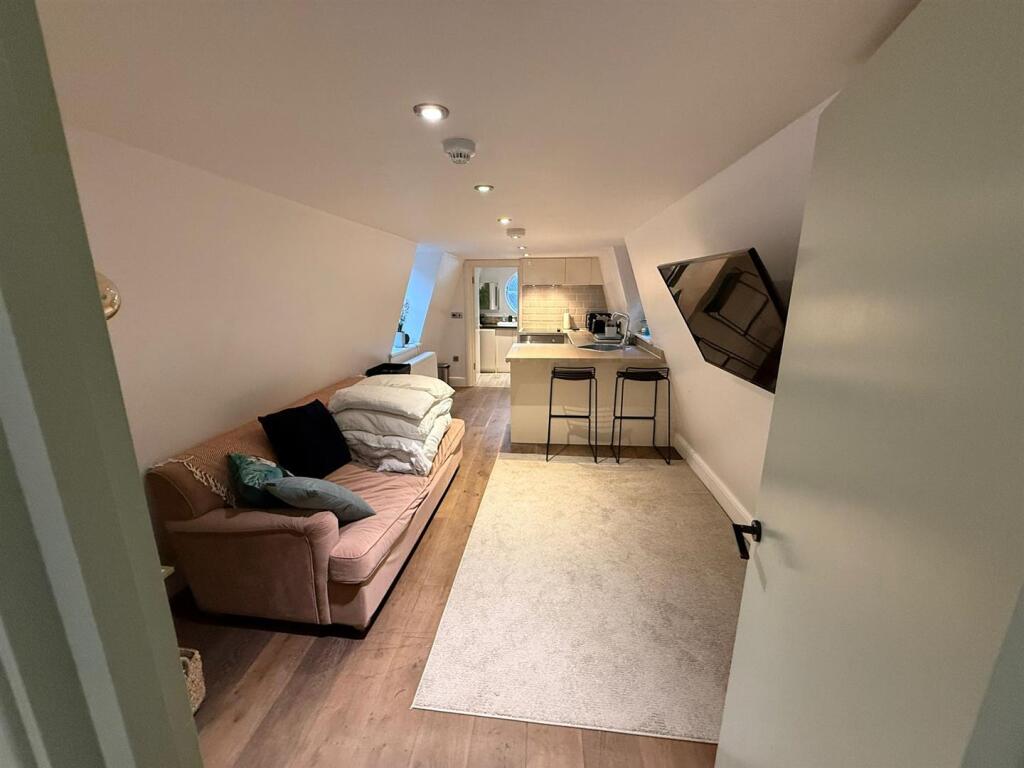 STUDIO ROOM