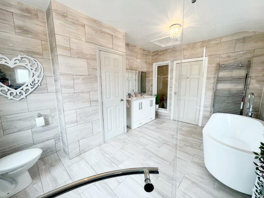 Bathroom pic 5.jpg