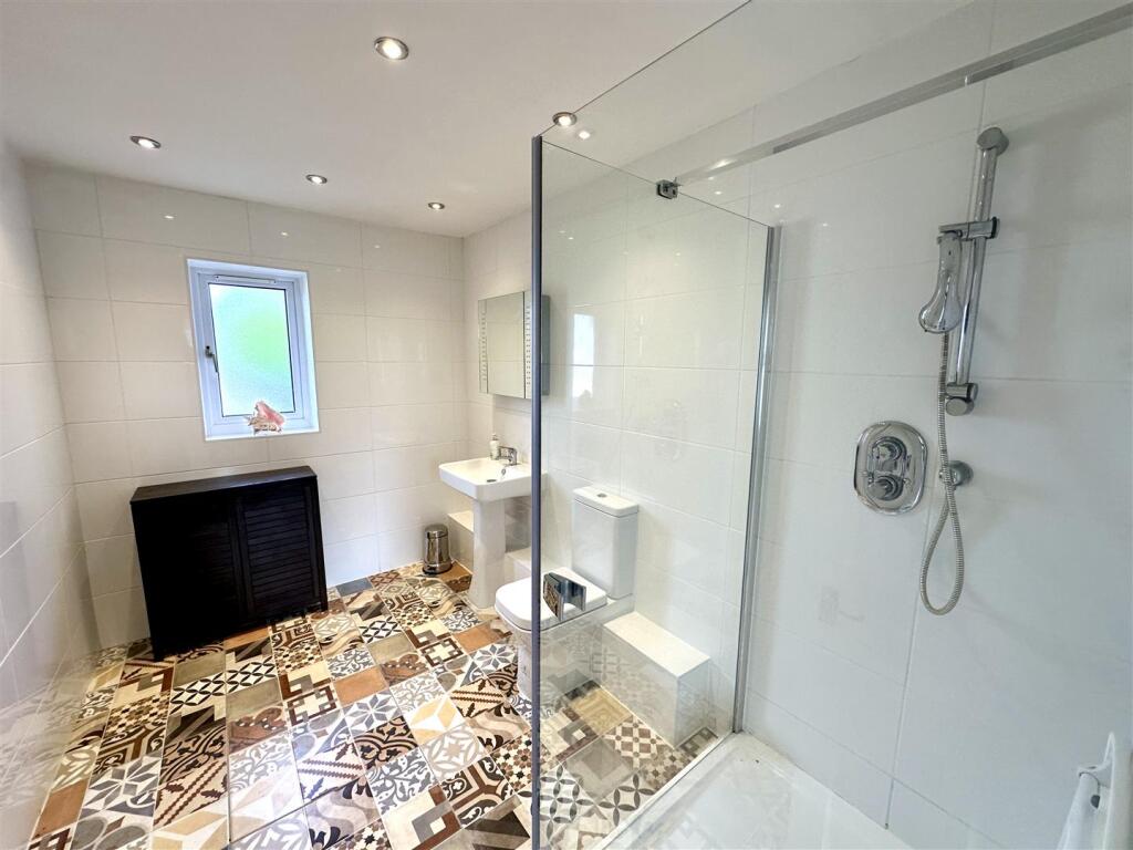 EN-SUITE SHOWER ROOM