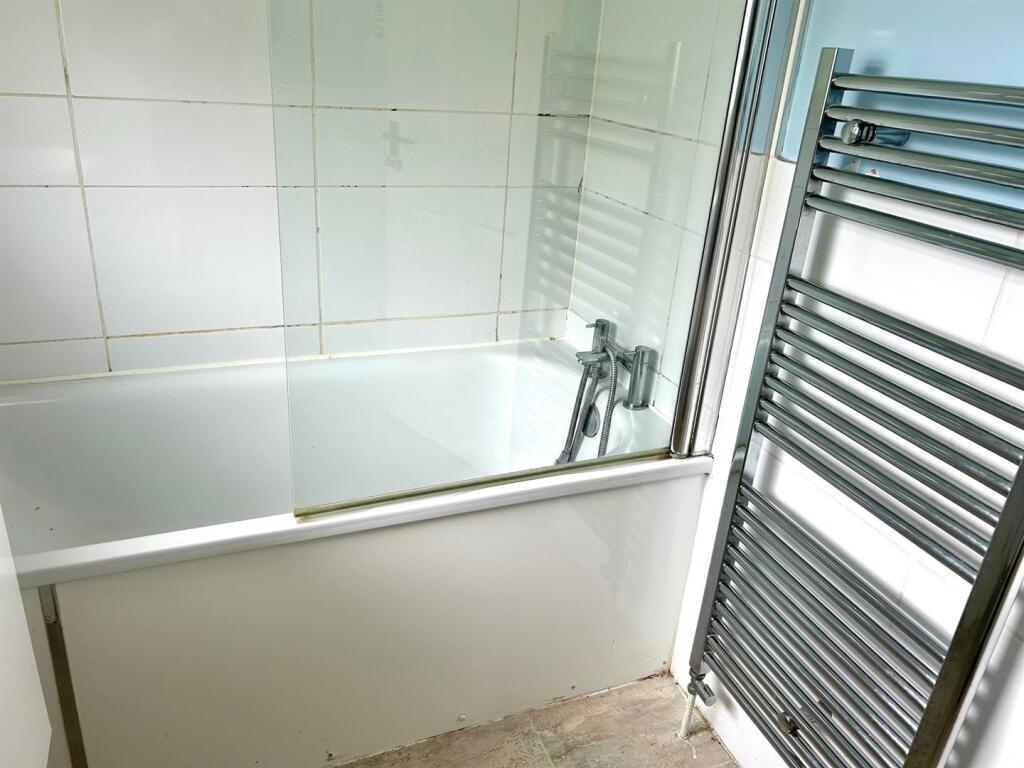 Chichester Close 3 bathroom.jpg