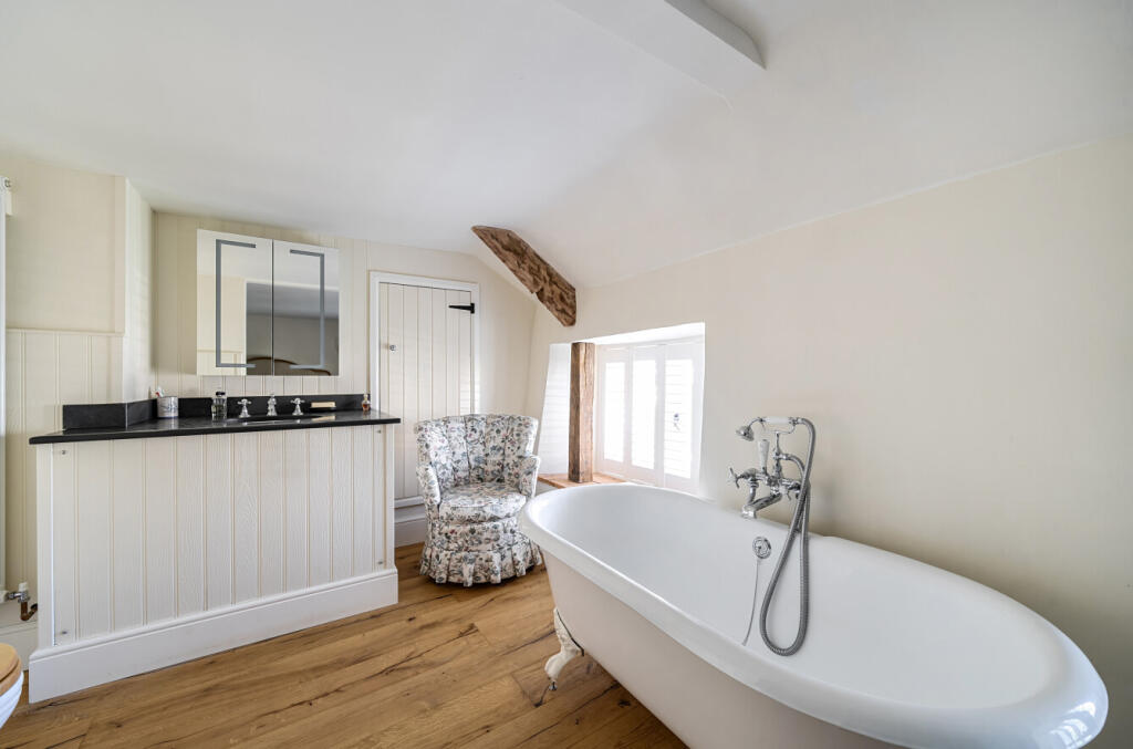 1343110-4-68a9215...