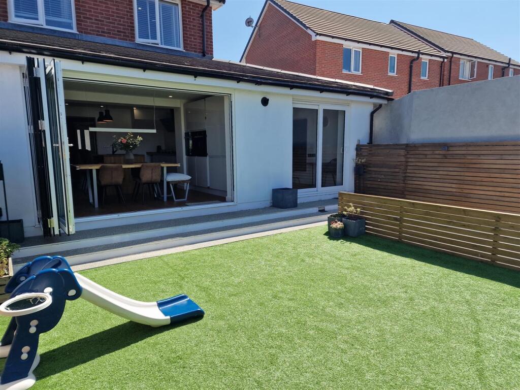 Artificial lawn gdn.