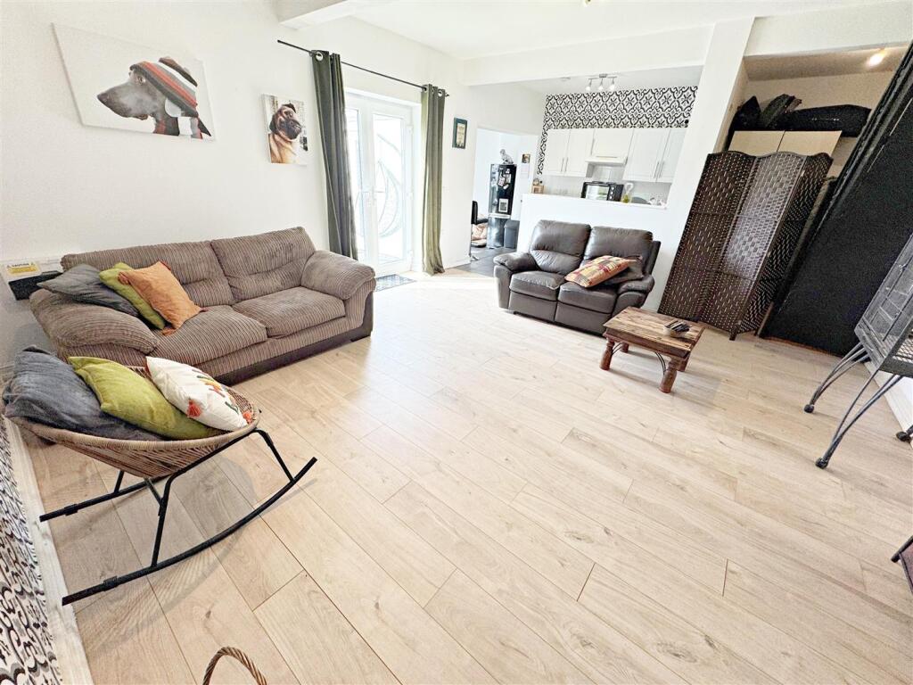OPEN PLAN LIVING/KITCHEN AREA