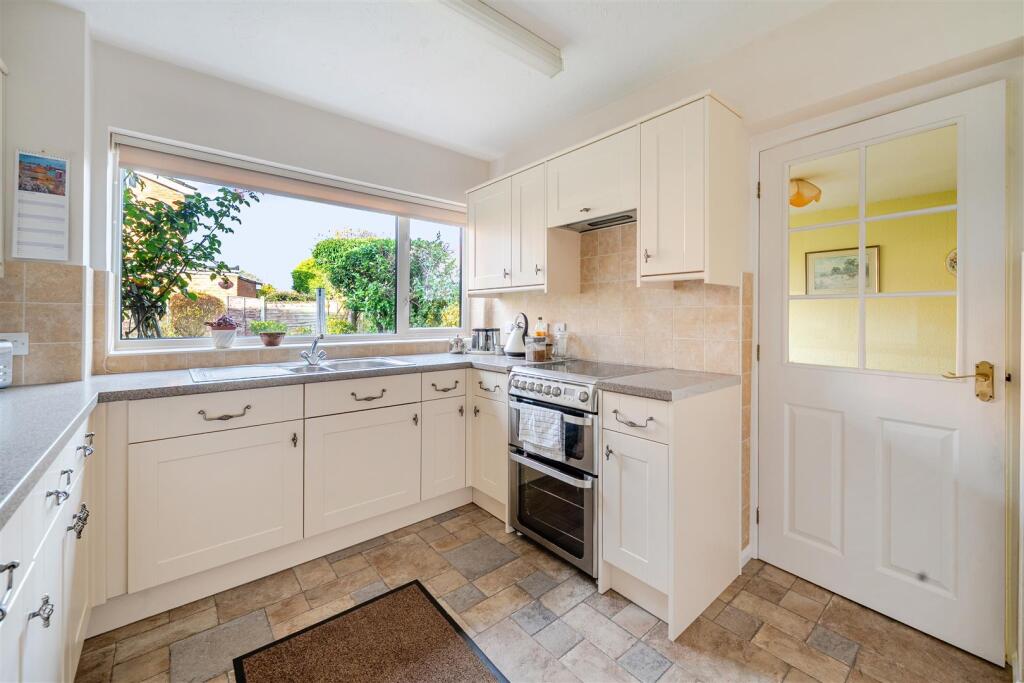 1 Bradden Way, Greens Norton (1).jpg