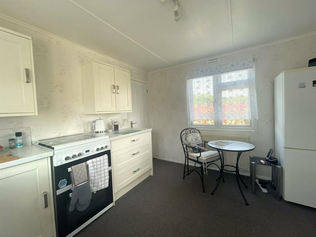 Kitchen dining.jpg