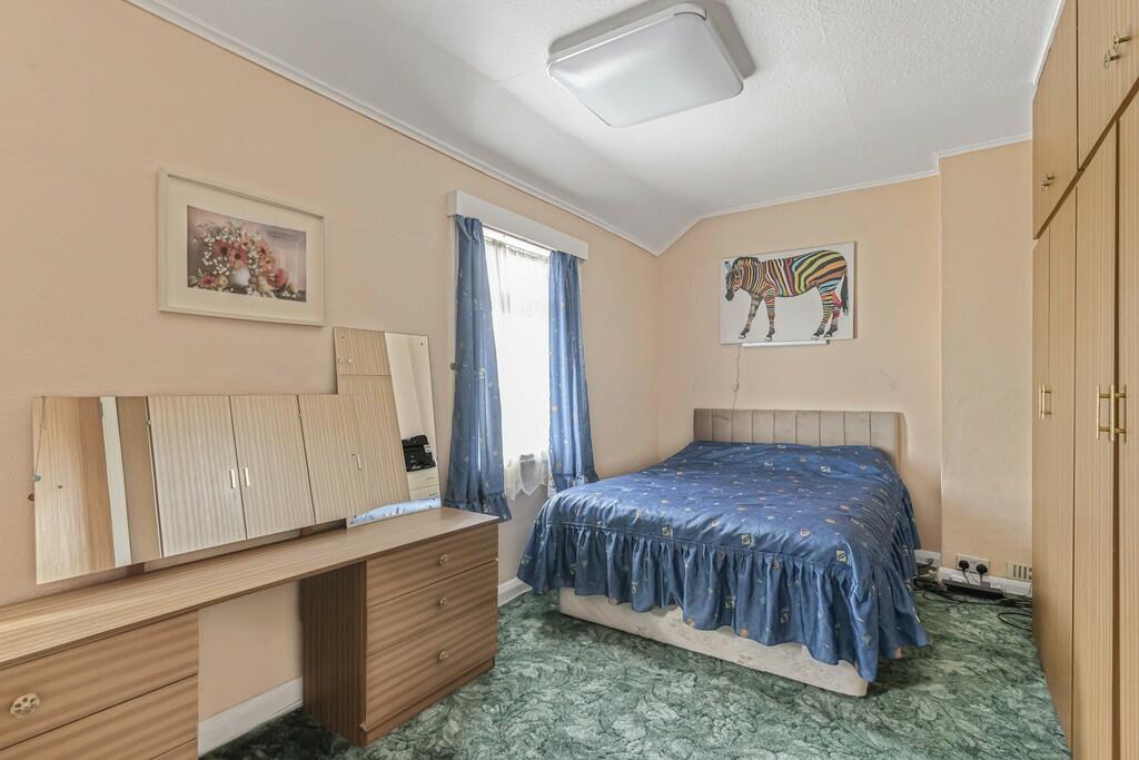 Bedroom 1 (2)