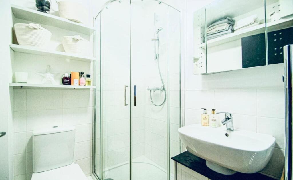 EN-SUITE SHOWER ROOM