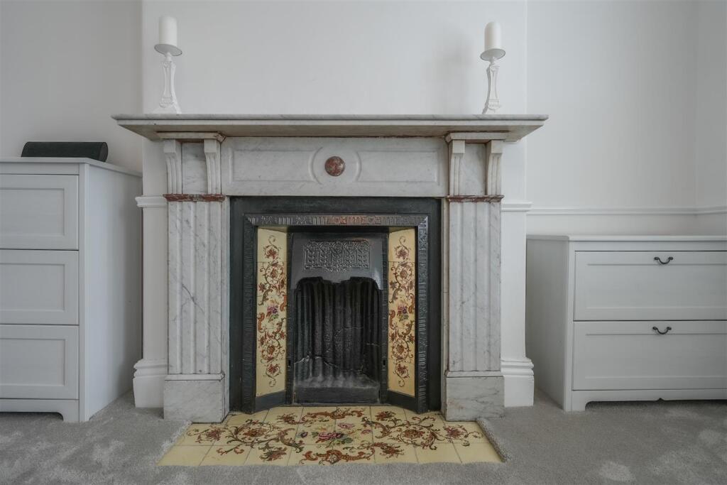 MAIN BEDROOM