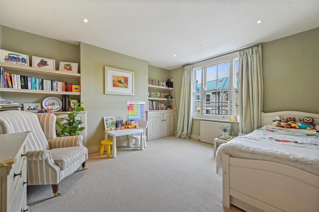 Westwick Gardens - BedroomE3 (1).JPG