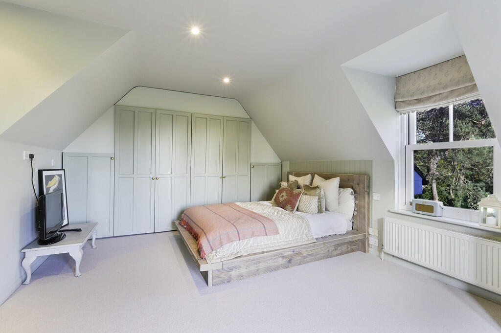 Master Bedroom (2...