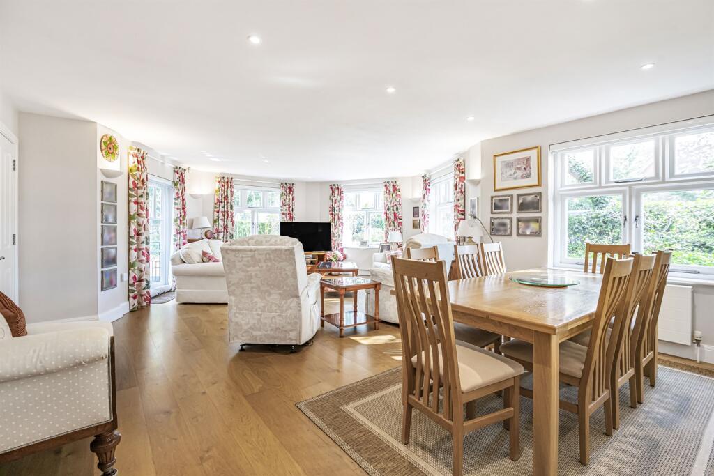 Open plan kitchen/di