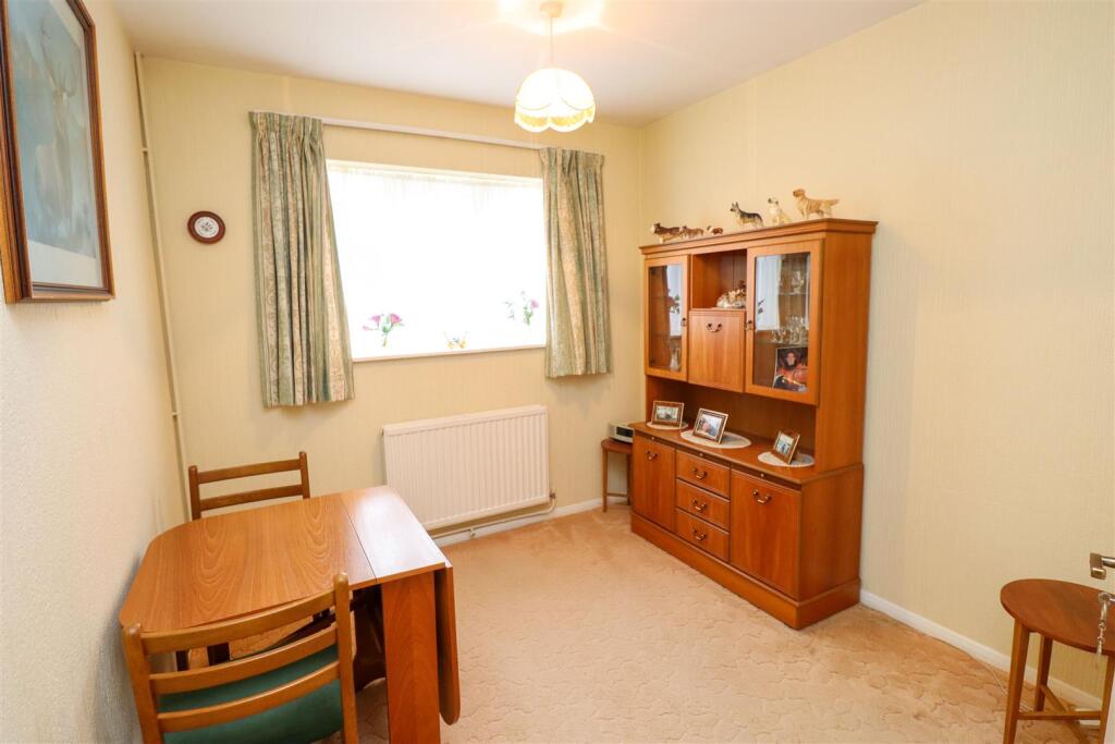 Bedroom 2/Dining Room