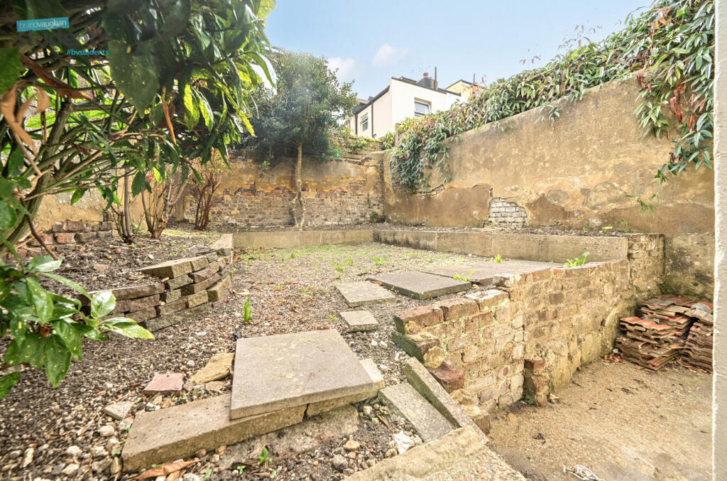 f4fec1d6-7234-490...