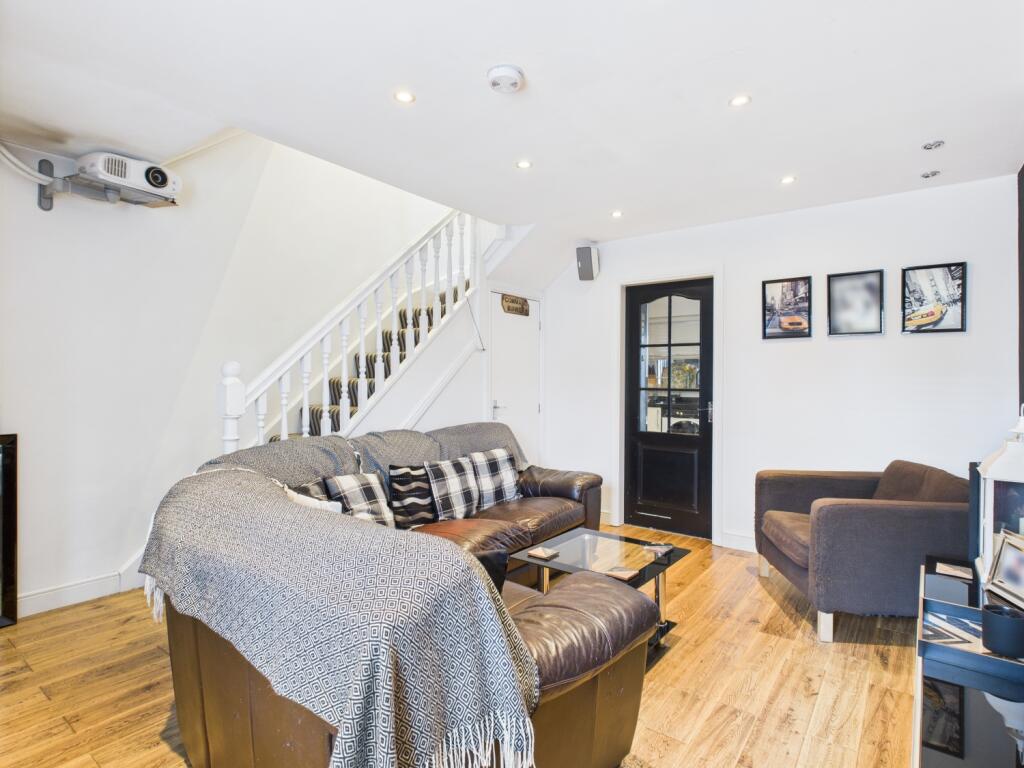 CAM03729G0-PR0057-STILL005