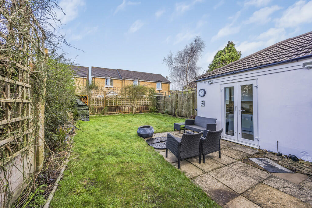 33 Gladstone Road...