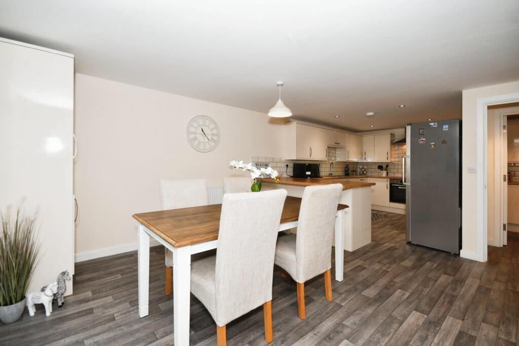 DINING KITCHEN 01.jpg