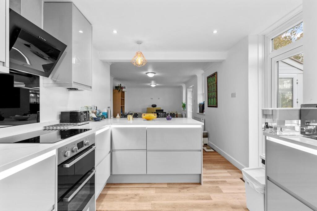 FAMILY/DINING KITCHEN