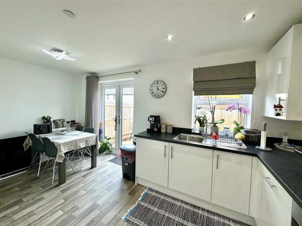 KITCHEN/DINING ROOM
