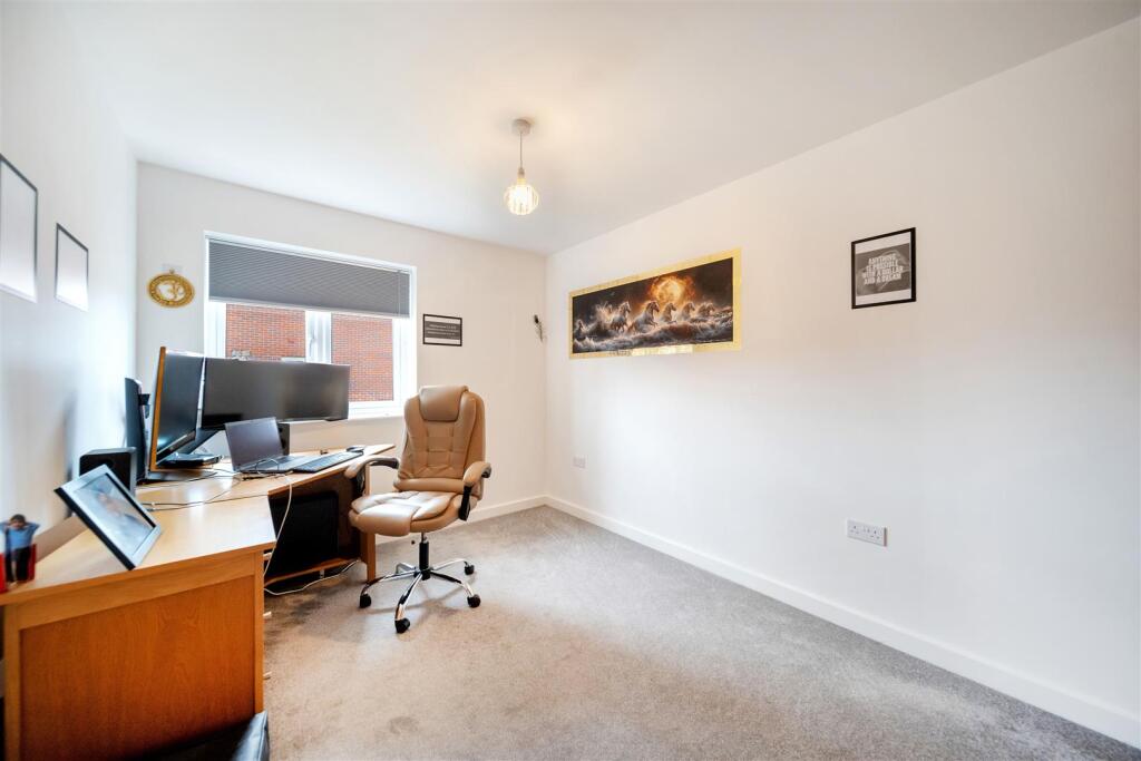 27 Thistledown Cresc-25.jpg