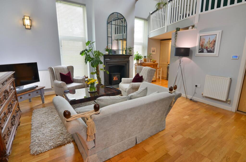 Living room facing North East.jpg