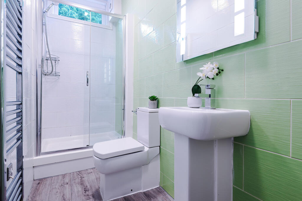 16 Buckingham Mount Bathroom 1