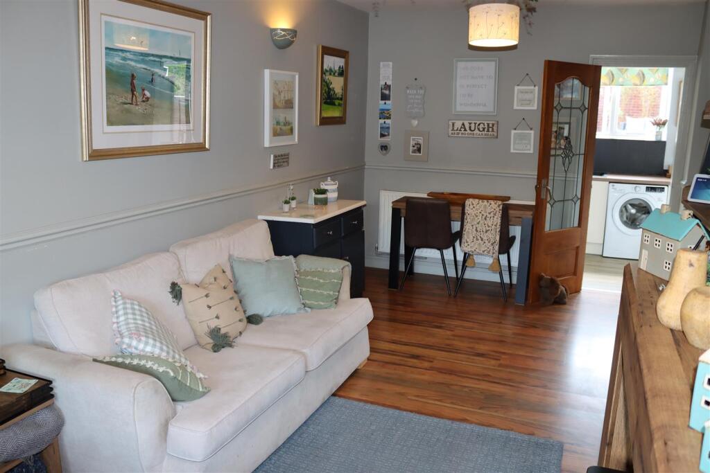 LOUNGE/DINING ROOM