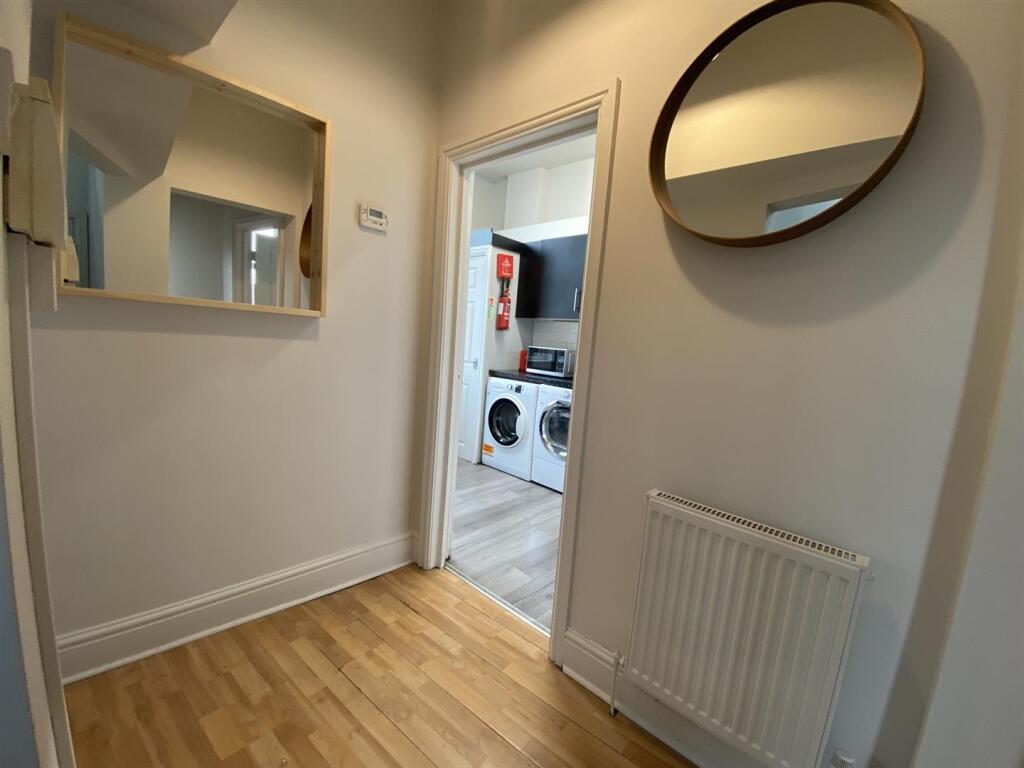 87aBL.hallway.jpg