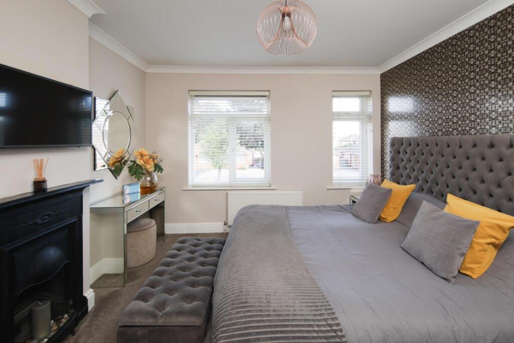 90 Coleshill Rd bedroom-3.jpg
