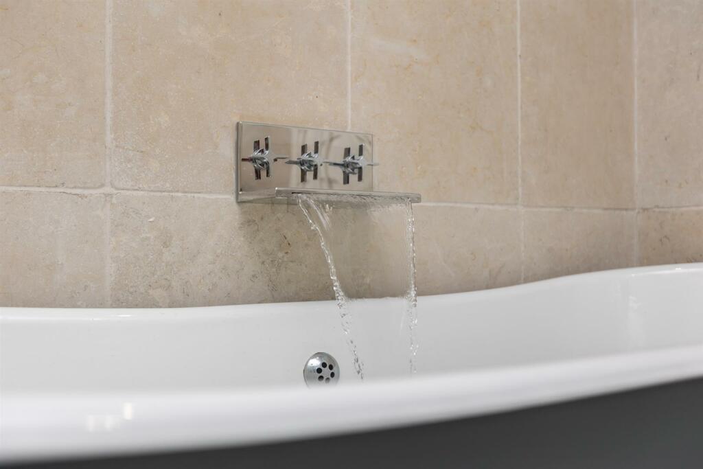 Carlbury House Bedroom 1-5.jpg