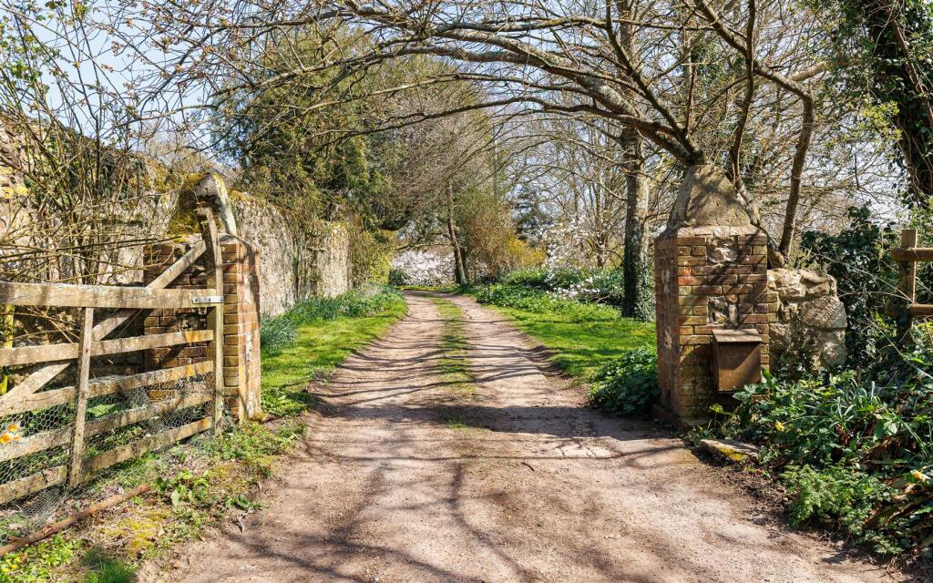 Drive to Manor House