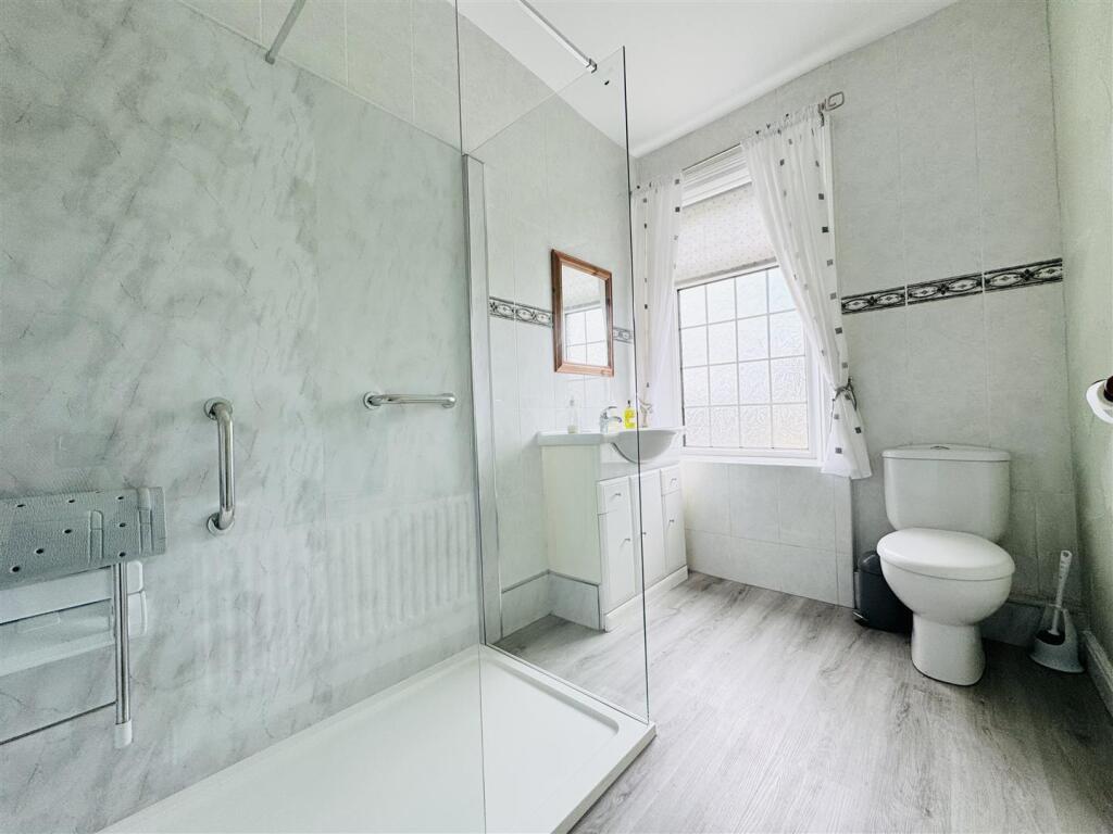 HOUSE SHOWER ROOM