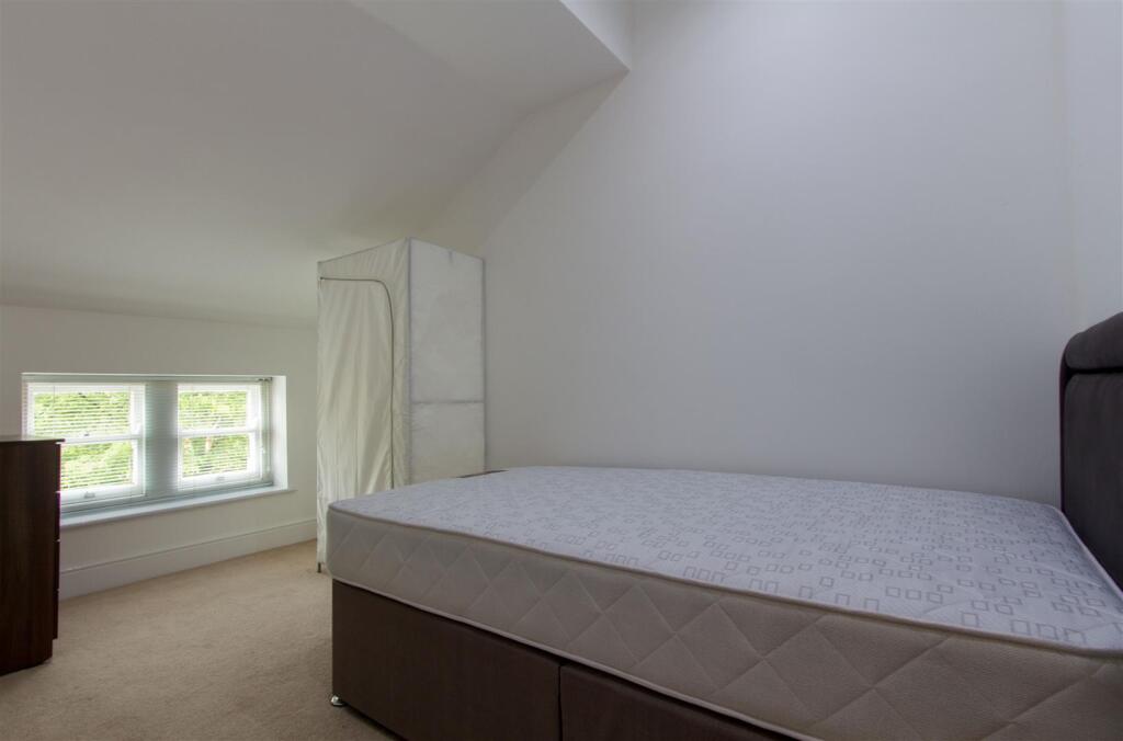 Bed2.jpg