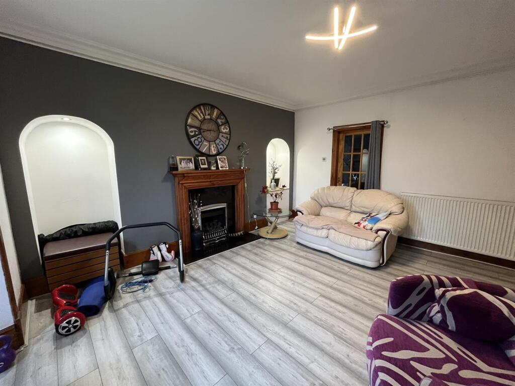 SITTING ROOM/BEDROOM 4