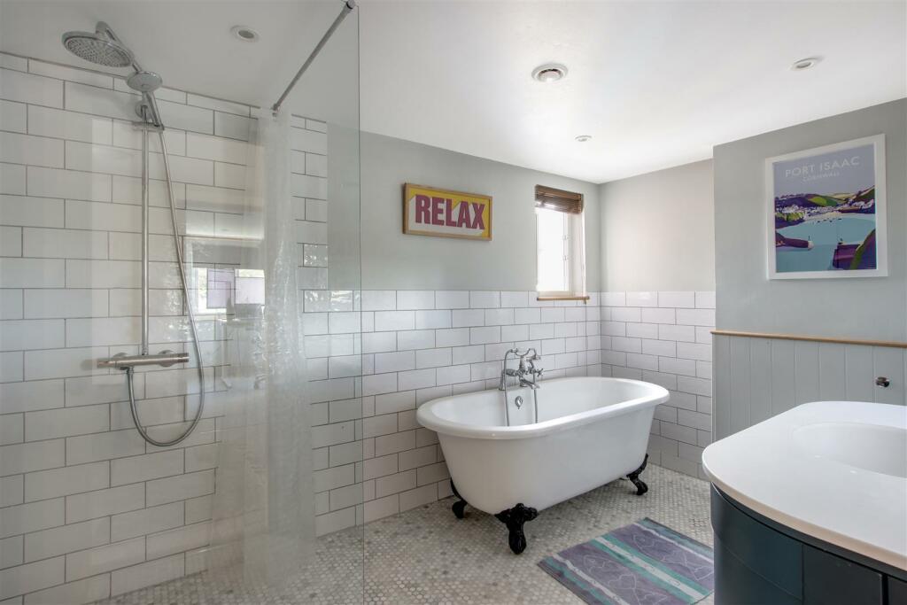 Main Bathroom.jpg