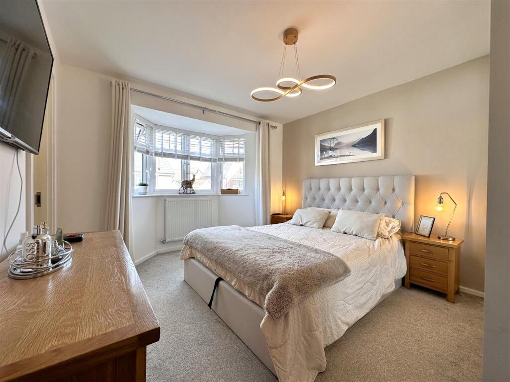 Bay-Fronted Master Bedroom 387