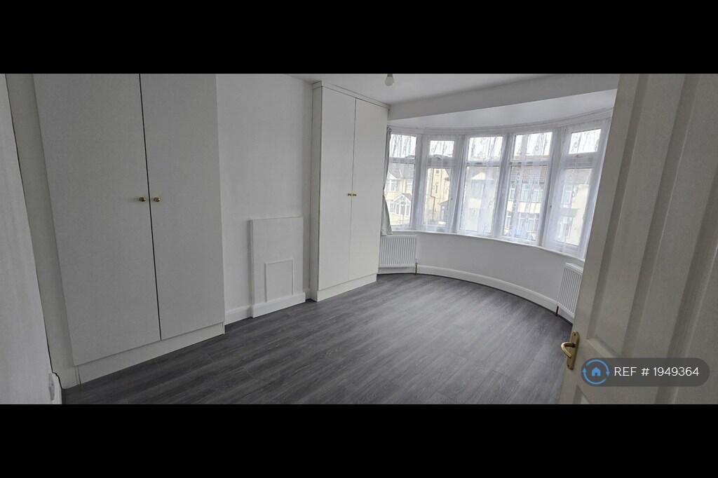 Upstairs Bedroom 1 - Double Bedroom