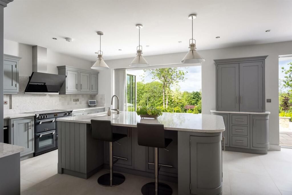 13 - Oakwood House - GL54 4NQ - Web.jpg