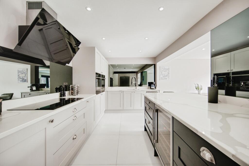 Open Plan Modern Kitchen/Dining