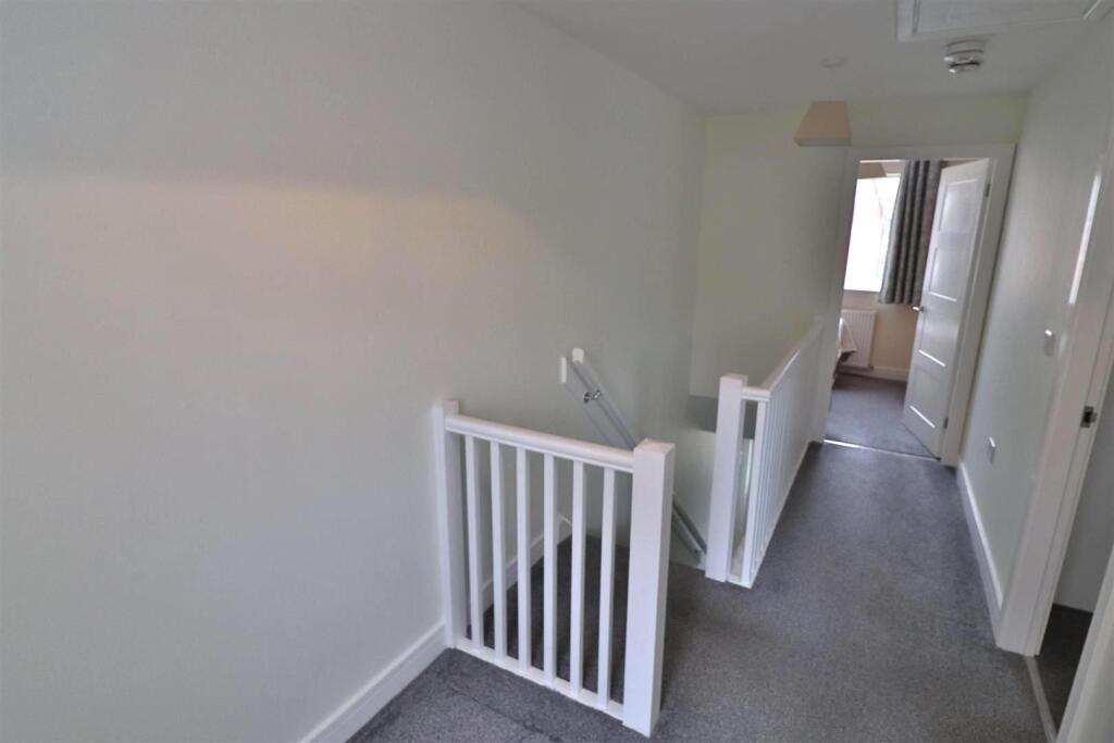 FIRST FLOOR LANDING/STUDY AREA