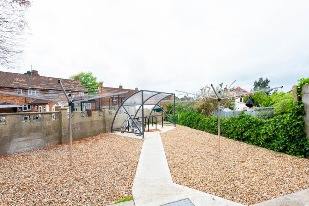 Flat B Snowdon Mede low-9